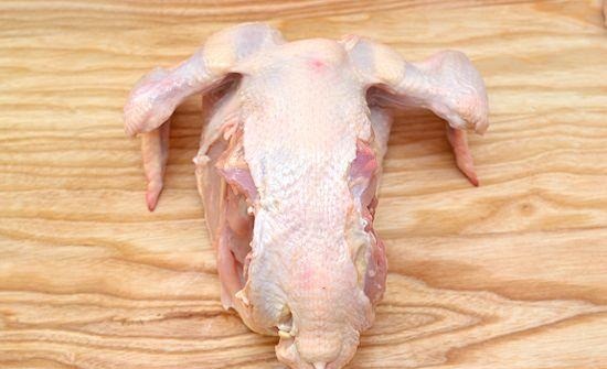 
مفصل بین بال و سینه مرغ را پیدا کنید و با چاقو آنرا بریده و بال مرغ را جدا کنید.