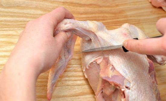 
اینکار را برای بال دیگر نیز انجام دهید</p><p>جدا کردن پشت</p><p>چاقو را در داخل بدن مرغ قرار دهید.