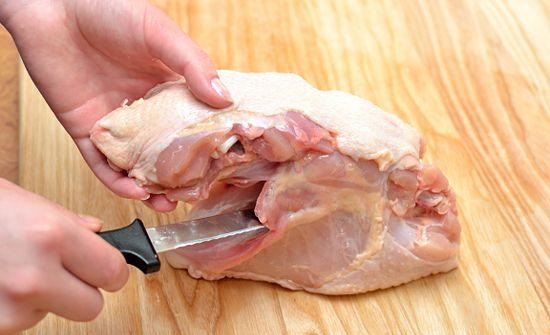 
نوک چاقو را تا جایی که ابتدای گردن مرغ قرار داشت برسانید.
