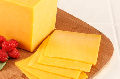 
پنیری انگلیسی که تکه تکه های بریده شیر را روی هم قرار می دهند و به همین دلیل به این اسم مشهور شده است چدار دارای چربی حدودا ۴۸ % در ماده خشک است و گونه ای از ان به سبب استفاده از رنگ پرتقال نارنجی است و بهای گرانتری نسبت به چدار معمولی دارد</p><p>پنیر چدار دارای ارزش غذایی بالاتری نسبت به گوشت می‌باشد. همچنین این پنیر به عنوان صبحانه و پخت و پز مورد استفاده قرار می‌گیرد