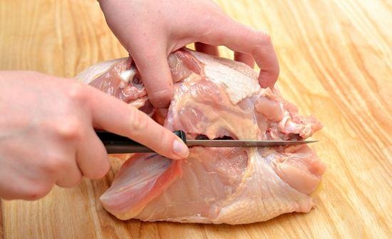 
مفصل شانه و قفسه سینه را در سمت دیگر مرغ نیز جدا کنید.