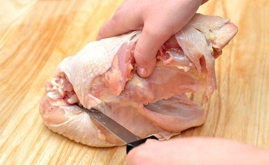 
پشت مرغ را به سمت بالا خم کرده و شانه های مرغ را با چاقو ببرید. این کار باعث جدا شدن پشت مرغ از قسمت سینه می شود.