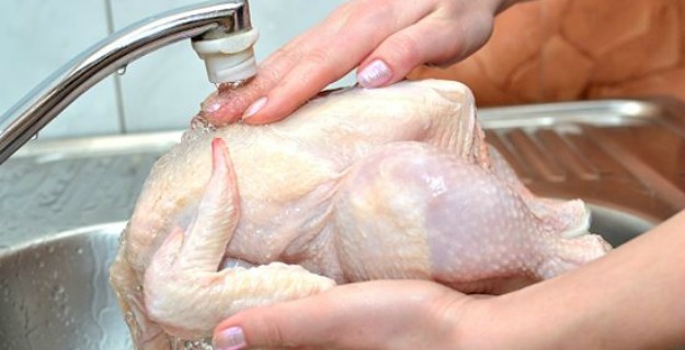 
مرغ را روی تخته گوشت بری قرار دهید