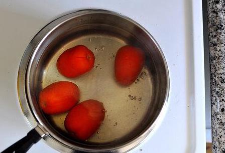 
دومین مرحله این است که گوجه‎‌ها را درون آبی که در حال جوش است بیندازید و ۲۰تا ۳۰ثانیه منتظر باشید.