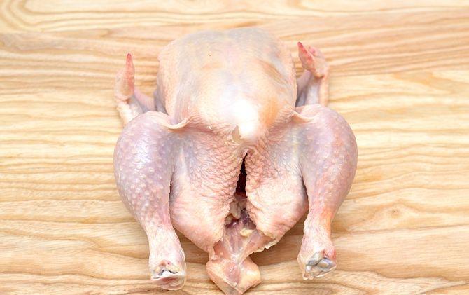 
با بریدگی روی بدن مرغ، قسمت گردن و قسمت های داخلی مرغ را جدا کنید.