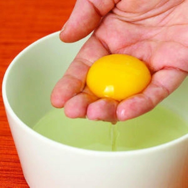 
روش دوم جدا کردن سفید از زرده تخم مرغ :