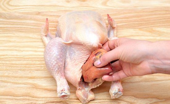
قسمت بزرگ چربی انتهایی دم مرغ را جدا کنید.