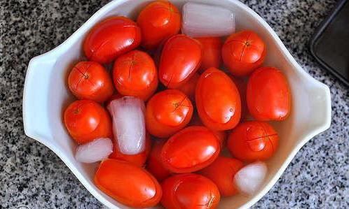 
در سومین مرحله گوجه‎‌ها را از آب جوش خارج کرده و 5 دقیقه داخل آب سرد قرار دهید.