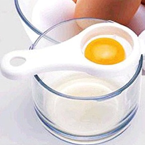 
از توری چای که برای گرفتن تفاله چای به کار می رود، استفاده کرد. ولی در هر دو روش امکان شکستن زرده و قاطی شدن زیاد است</p><p>روش سوم جدا کردن سفید از زرده تخم مرغ :</p><p>تخم مرغ ها را وقتی از یخچال بیرون بیارید که می خواهید بشکنید. اینطوری احتمال شکسته شدن زرده پایینتر می آید. دو تخم مرغ را آروم به هم بزنید، بچرخانید و به هم بزنید و باز این کار را تکرار کنید. با این کار تخم مرغ به دو قسمت تقریبا مساوی تقسیم می شود. این مهم است چون ما از هر تکه به عنوان یک کاسه استفاده می کنیم. اگه بد بشکنید و لبه نوک تیز داشته باشه ، احتمال شکستن زرده بیشتر می شود.