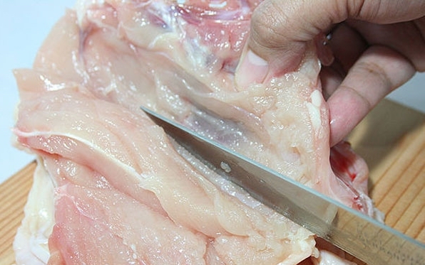 
بریدن گوشت را تا نزدیکی استخوان سینه ادامه دهید و بعد بریدن را در نزدیکی استخوان کم کرده و با فشار دست به آرامی گوشت را کنار بزنید.