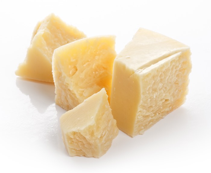 
پنیر پارامسان: یك كیلو از آن ارزش غذایی 20 لیتر شیر گاو را دارد. بنابراین برای كودكان بسیار مفید است. صد گرم از این پنیر را با 300 گرم پنیر موتزارلا مخلوط كنید و روی پیتزا بریزید</p><p>رنده شده این پنیر برای سوپ و پاستا مناسب است</p><p>در عین حال درصد چربی آن نسبتاً پائین است و درصد پروتئین آن بسیار بالا می‌باشد و کمترین درصد کلسترول را دارد