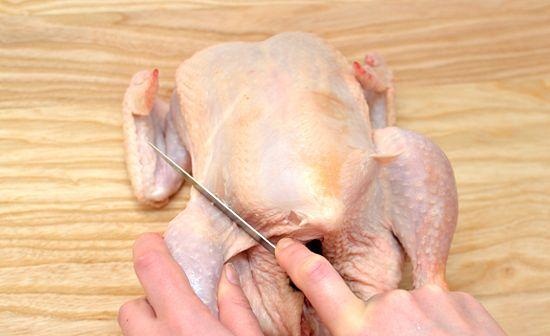 
زمانی که مفصل لگن را پیدا کردید، بدن مرغ را با یک دست خود محکم نگاه داشته و با دست دیگر پای مرغ را با قدرت بپیچانید. اینکار باعث جدا شدن مفصل لگن مرغ می شود.