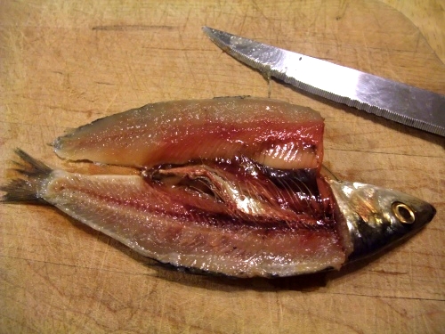 
لایه بالایی گوشت ماهی (<i> فیله اول </i>) را پس از برش دادن کنار بگذارید