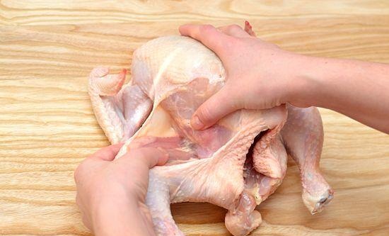 
با بریدن مفصل لگن و قسمت های پیرامون آن، قسمت ران و پاهای مرغ را از بدن آن جدا کنید.
