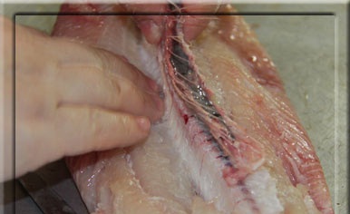 
پس از جدا شدن استخوان ماهی میتوانید با دست استخوان را از دم و زیر ابشش بکنید یا با چاقو ببرید