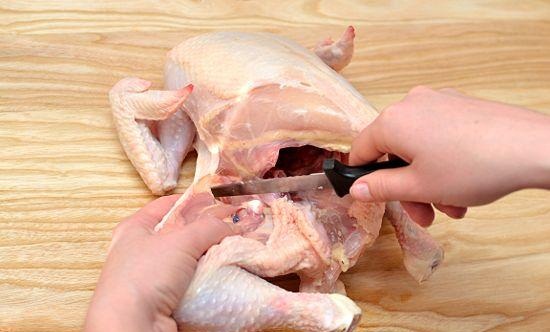 
ران مرغ را در یک دست و پای آنرا با دست دیگر بگیرید. پای مرغ را به سمت پائین کشیده تا مفصل زانو از جای خود خارج شود.
