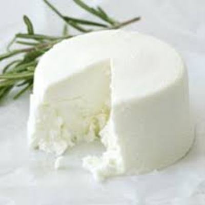 
پنیر ریکوتا به علت داشتن رطوبت بالا نرم و خامه ای است. دارای بافت لطیف و رایحه مطبوع است. تقریبا دارای چربی و ظاهر آن سفید می باشد