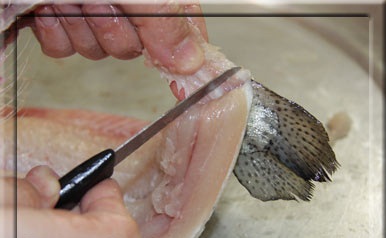 
نکته : اگر میخواهید پولک ماهی را جدا کنید باید قبل از خارج کردن استخوان اینکار را انجام دهید ، چاقو را از دم به طرف سر (<i> خلاف جهت رویش پولک </i>) ارام ارام بکشید تا پولک ها کنده شوند ، پولک های ماهی قزل الا بسیار ریز میباشند و خارج کردن انها بسیار اسان است.