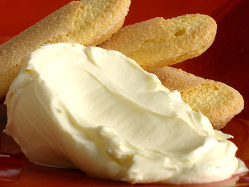 
پنیر ماسکارپونه بافتی نرم و شل و خامه ای دارد و به رنگ سفید و شیری است و اغلب برای تهیه ریزوتو یا برنج های ایتالیایی جایگزین کره و پنیر پارمزان می شود