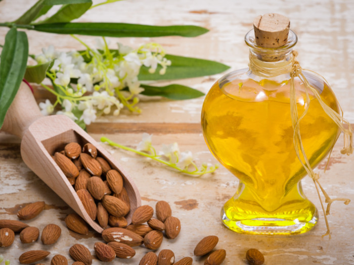 با استفاده از خواص روغن بادام تلخ همیشه جوان بمانید
